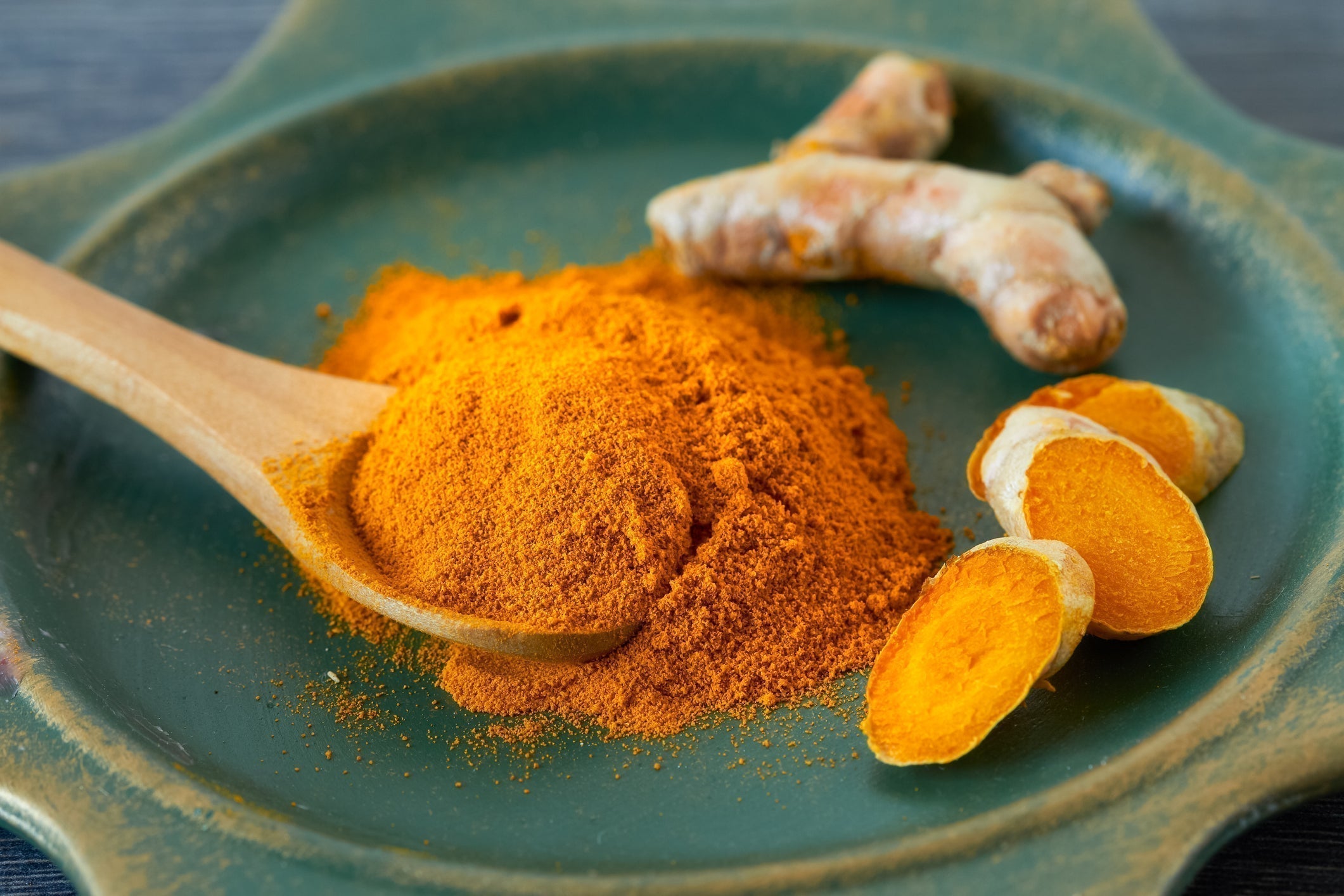 plate with turmeric powder and turmeric root